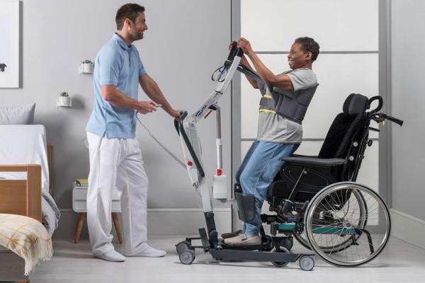 Isa Compact Aufrichthilfe im Einsatz mit Patienten